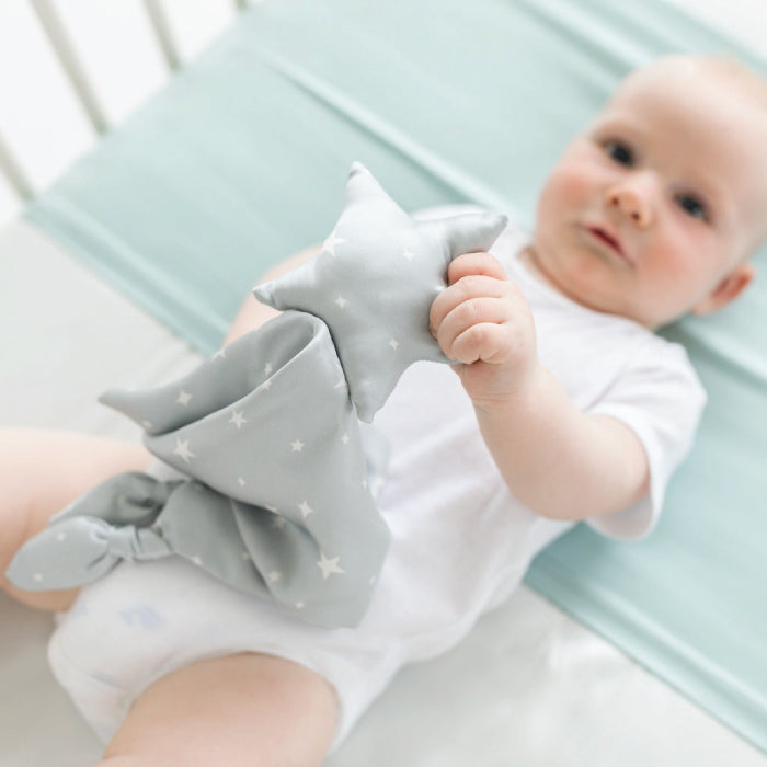 http://usa.silkytots.com/cdn/shop/products/Silky-Tots---Silk-Comforter-Grey-with-White-Stars-with-Baby.jpg?v=1697151698